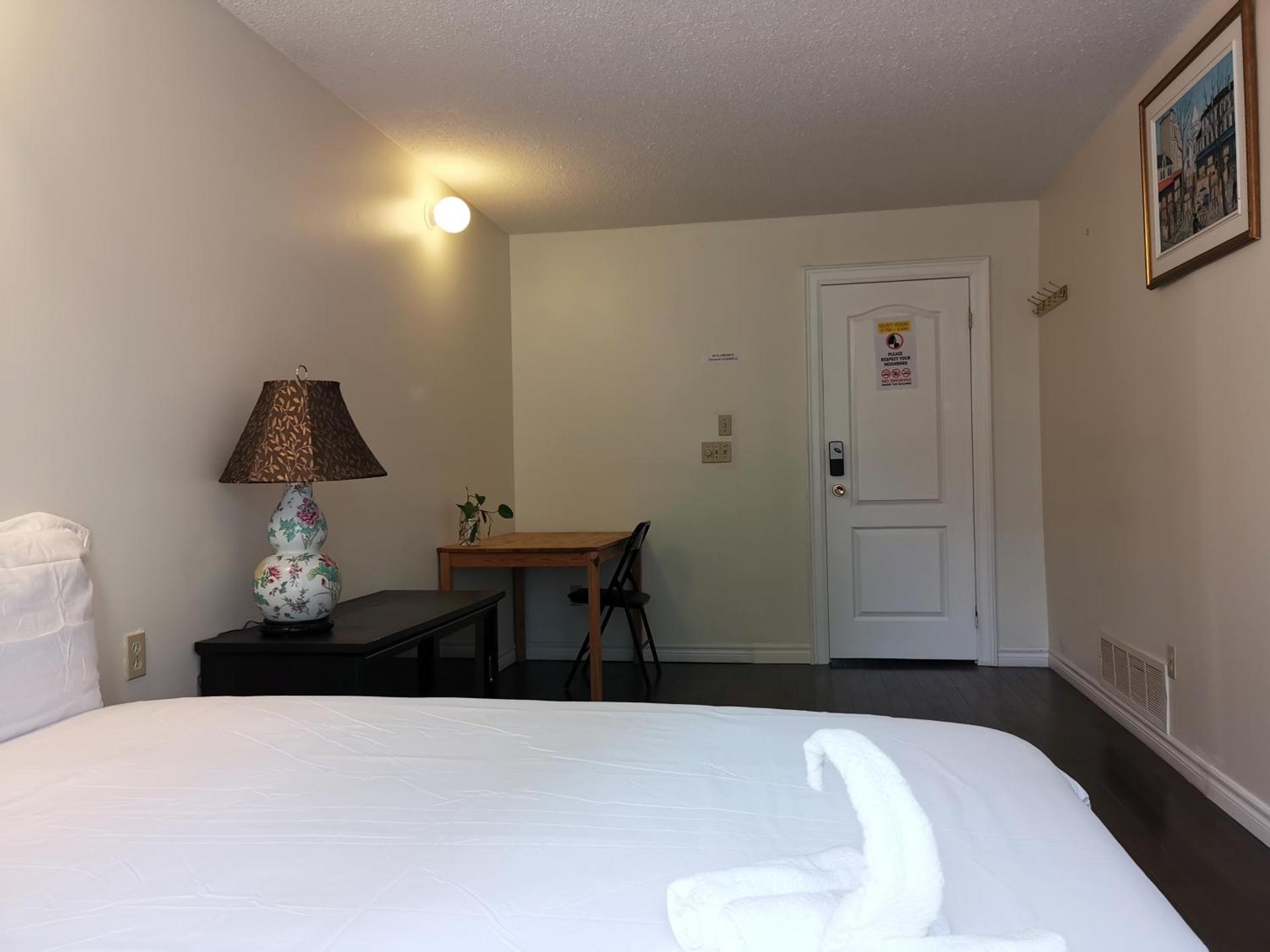 Private Rooms in House in North York Shared Kitchen