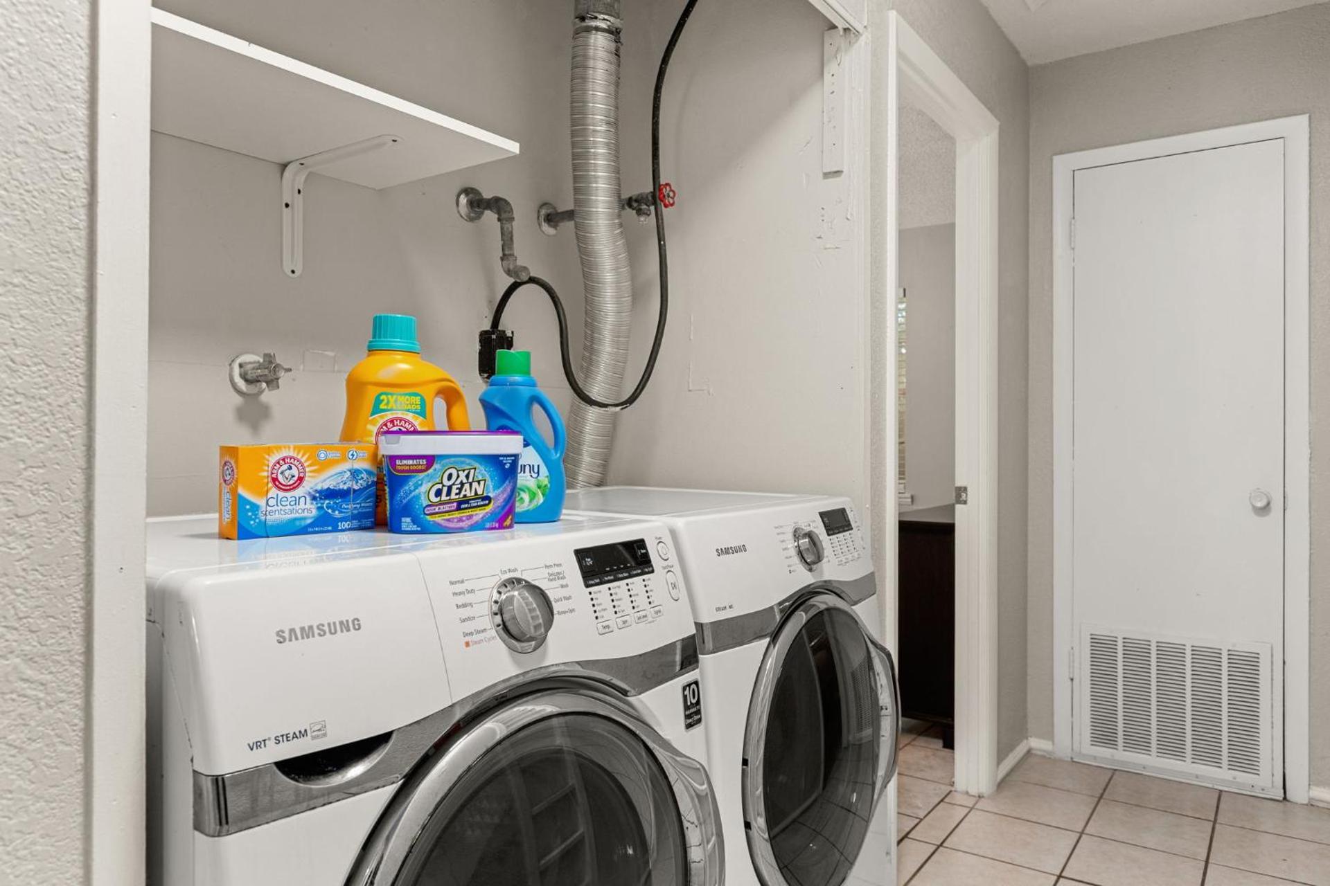 Cozy 3 bedroom with HOT TUB 2 min away from lackland