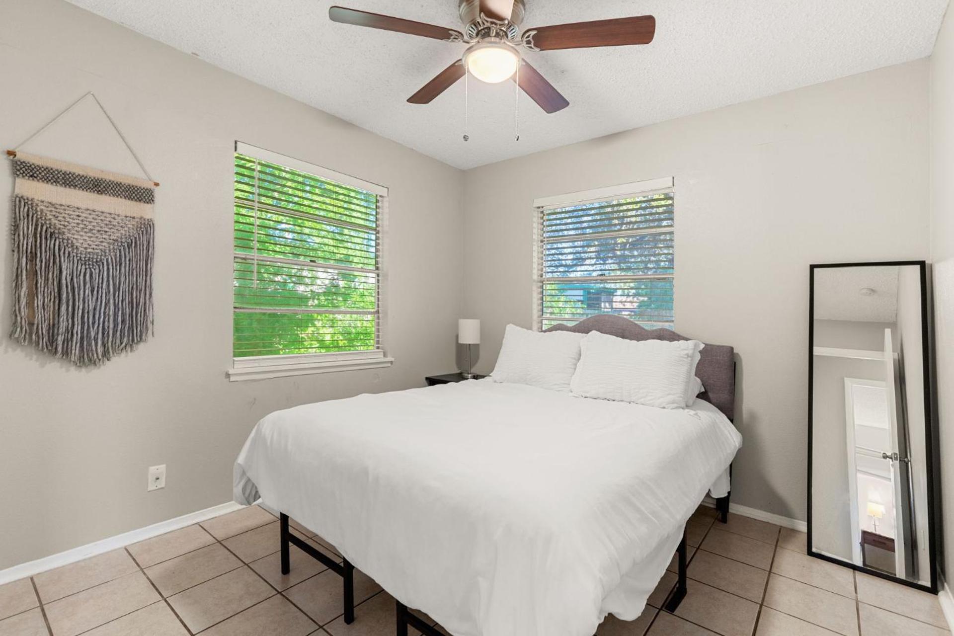 Cozy 3 bedroom with HOT TUB 2 min away from lackland