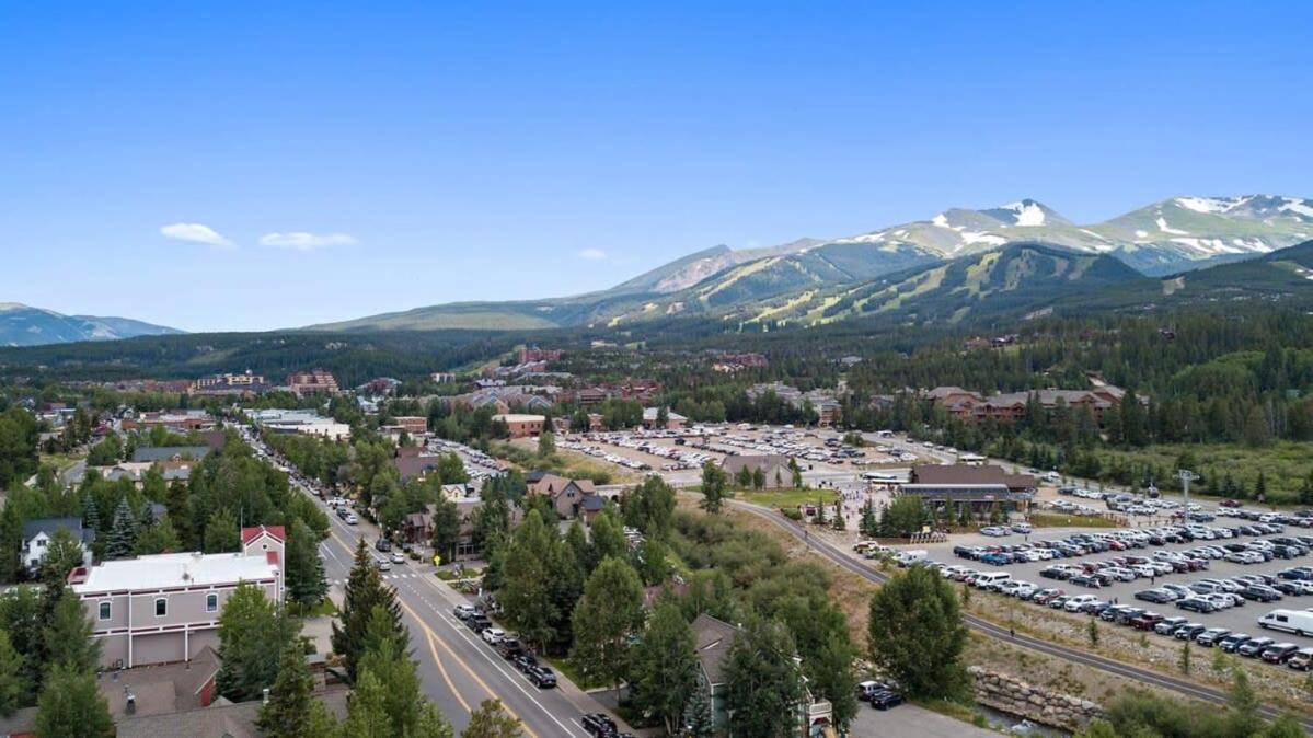 Downtown Chalet Close to Main St with Pool and Hot Tub