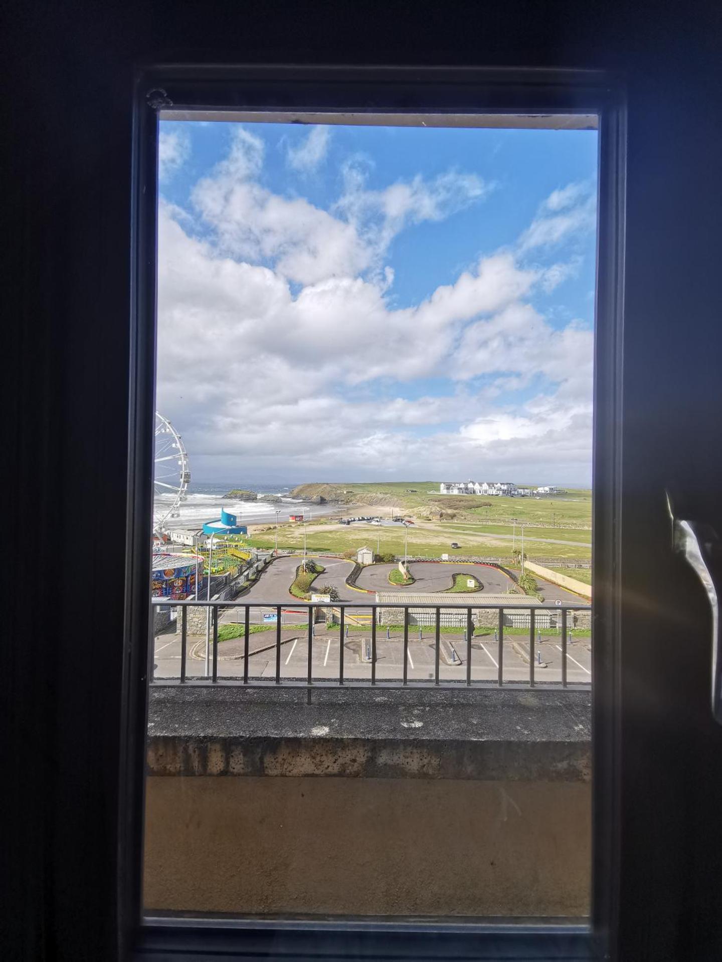 Palm Cove Bundoran Luxurious Sea View Balcony Free Wifi Netflix Sleeps 5