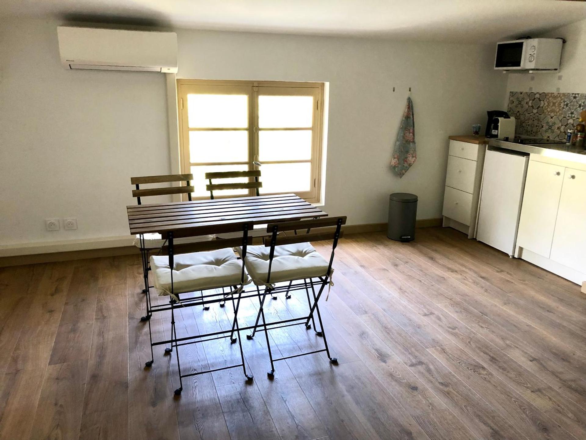 Logement neuf et climatisé, au coeur du village