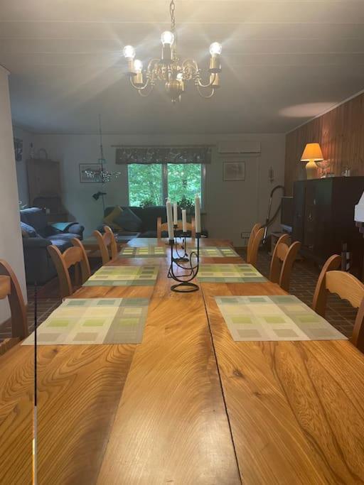 Lönnekullen, enkel sommarstuga mitt i skogen på Österlen med dusch ute