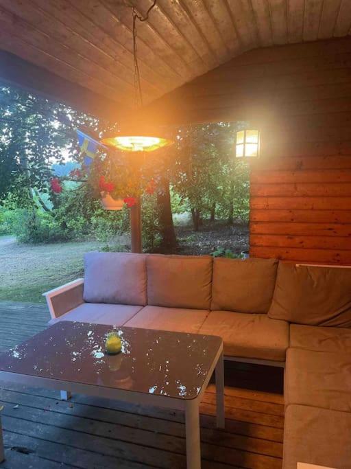 Lönnekullen, enkel sommarstuga mitt i skogen på Österlen med dusch ute