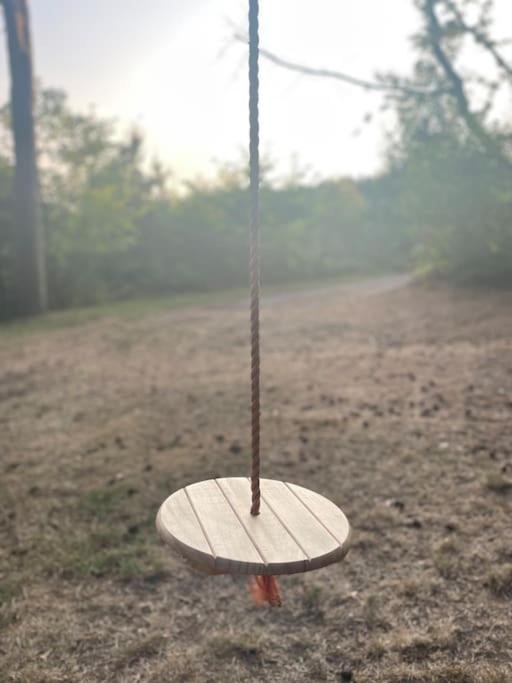 Lönnekullen, enkel sommarstuga mitt i skogen på Österlen med dusch ute