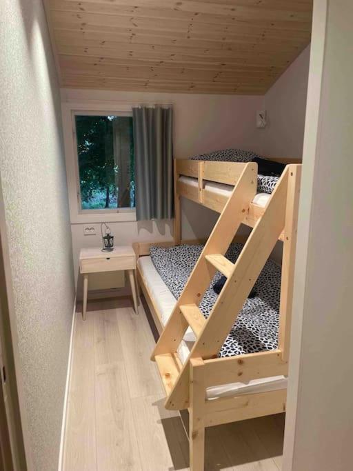 Lönnekullen, enkel sommarstuga mitt i skogen på Österlen med dusch ute