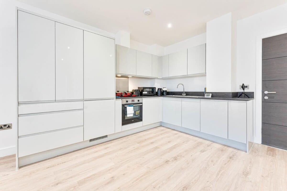 Modern and Bright 2 Bed Apartment in Solihull