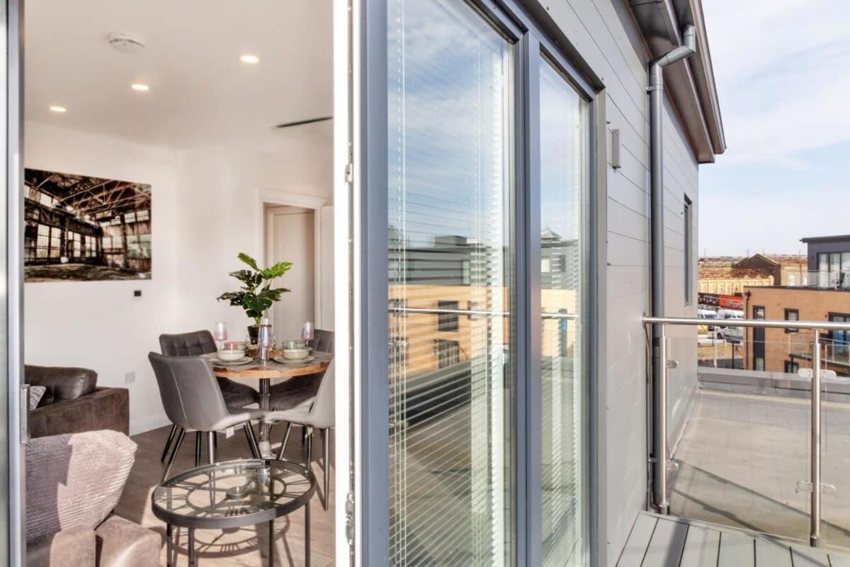 Stylish and Bright 2 Bed Apartment in Ashford