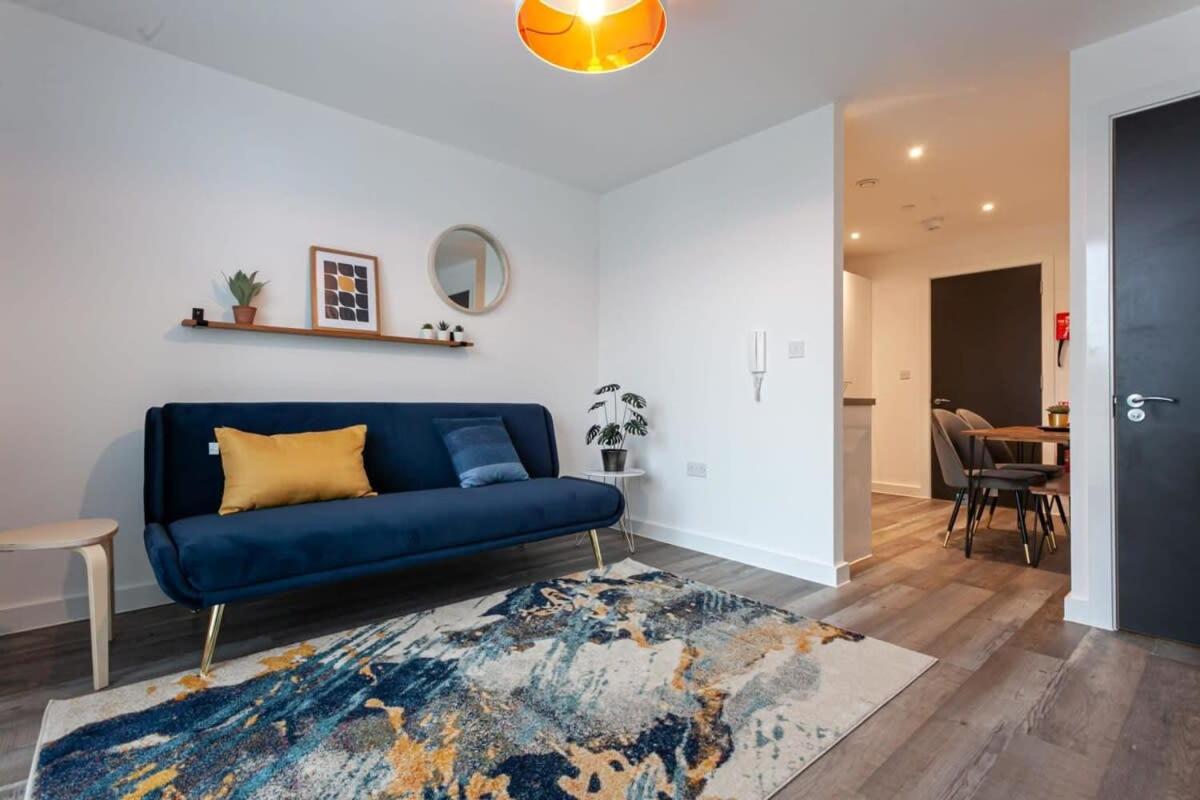 Modern 2 Bed Flat 5min to Old Trafford Stadium