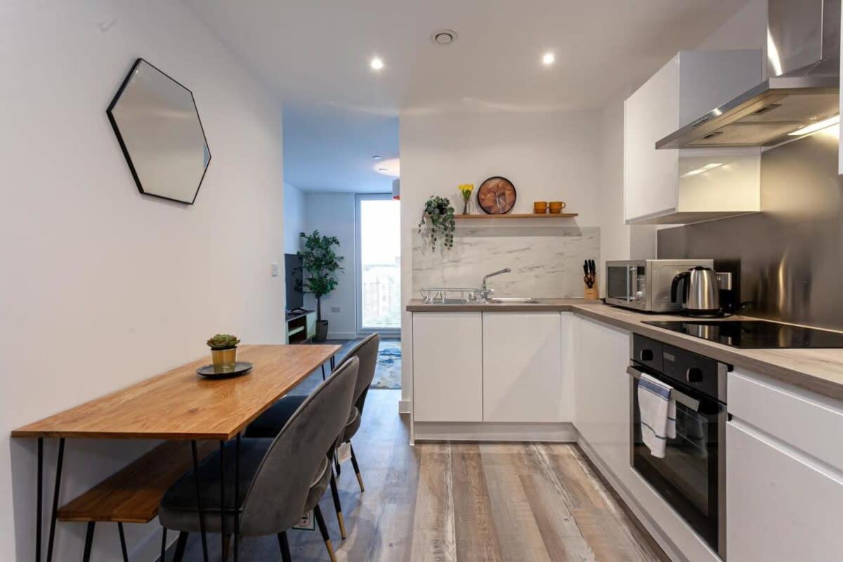 Modern 2 Bed Flat 5min to Old Trafford Stadium