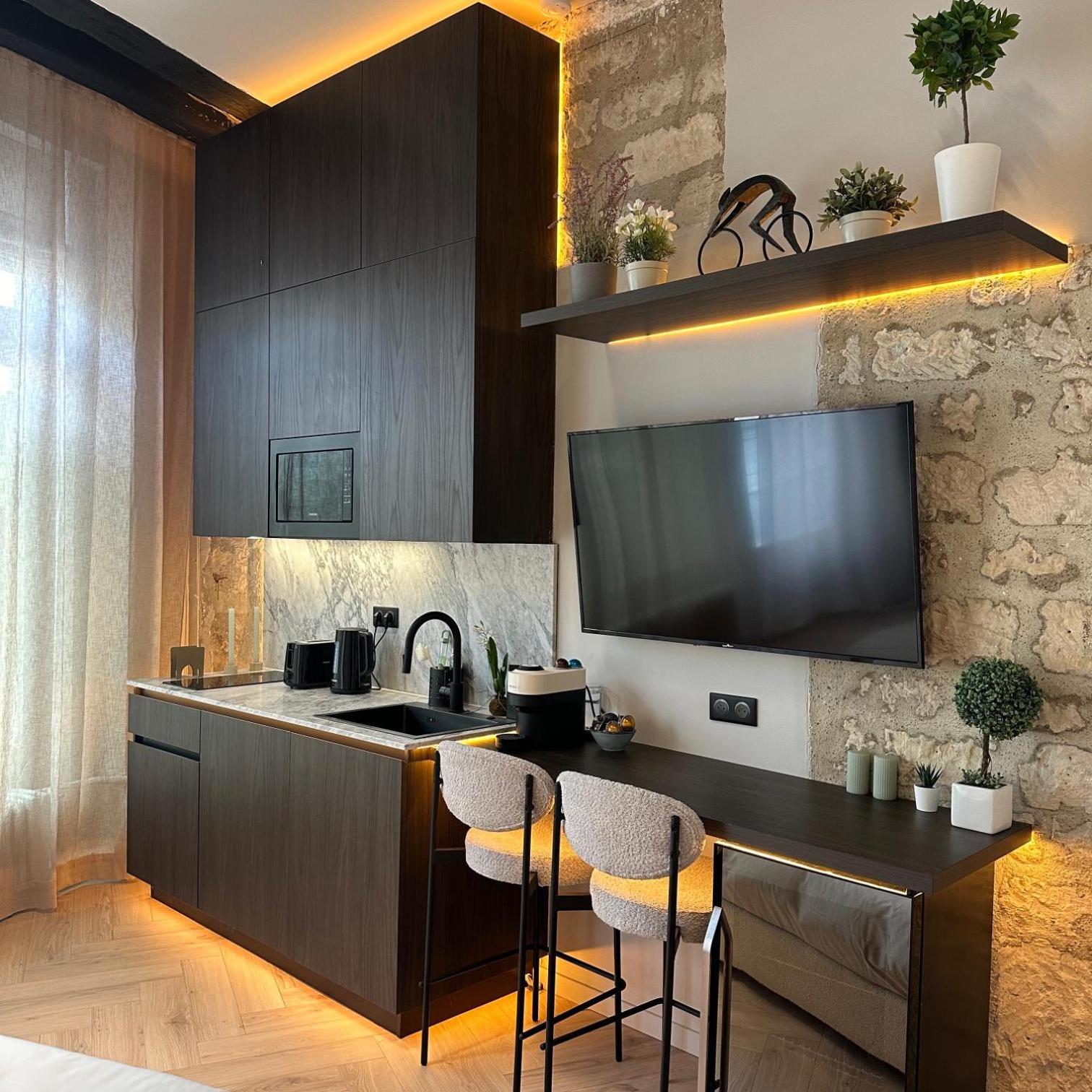 Kitchen or kitchenette