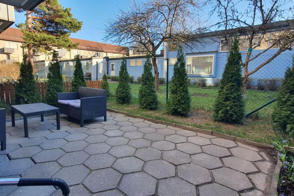 Apartment with garden near metro!