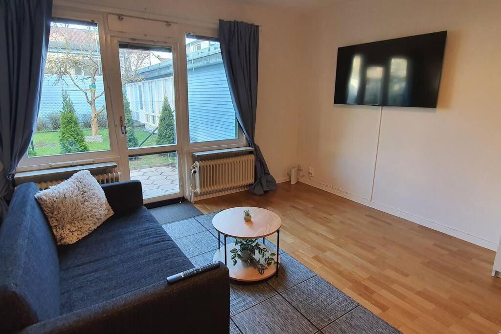 Apartment with garden near metro!