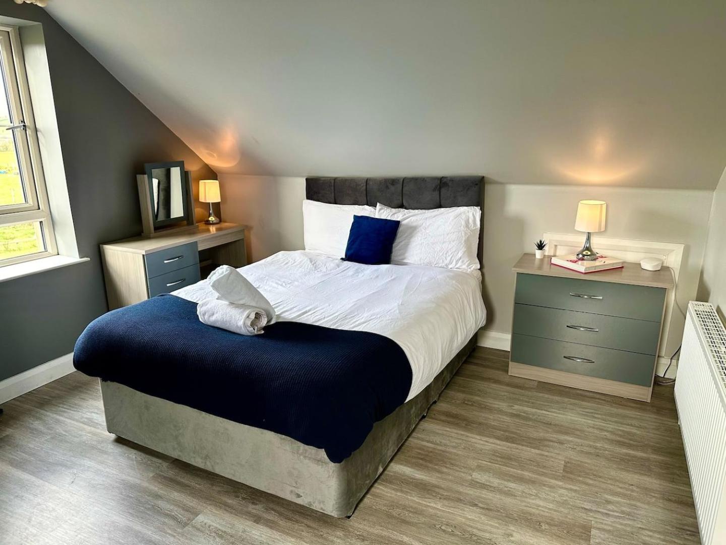 4 Bedroom Forest View House & Hot Tub sleeps