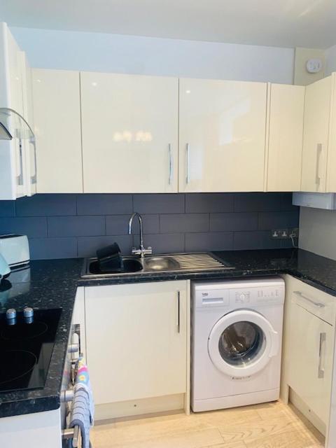 St Ives apartment private parking with garden 10 minute walk into town and beach