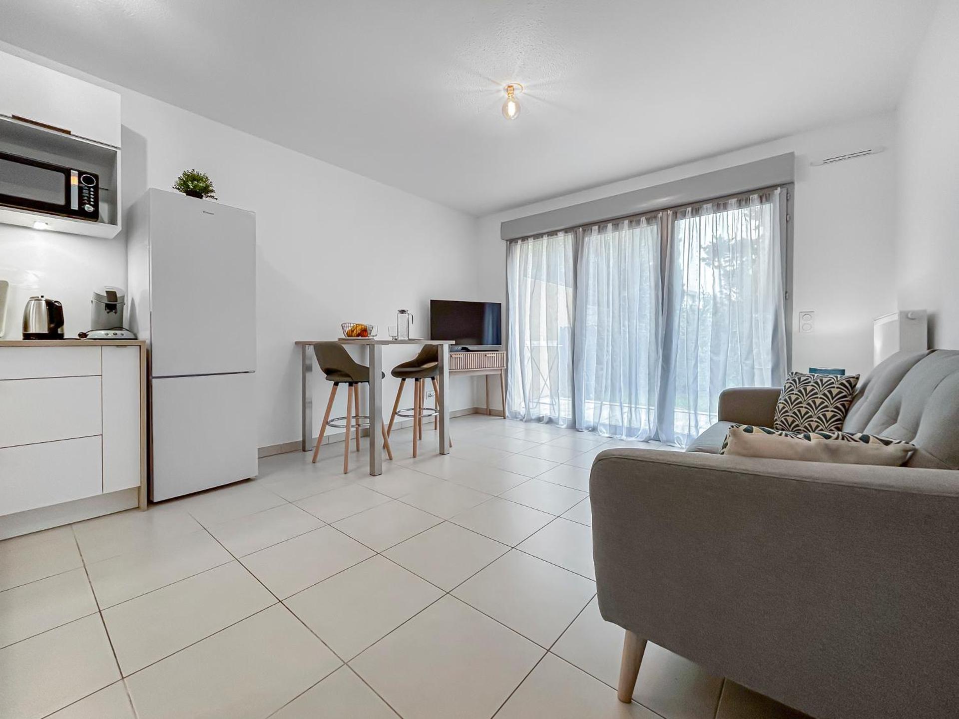 Vivez Lunel-Clim-Wifi Fibre-Parking Privé-Patio T2