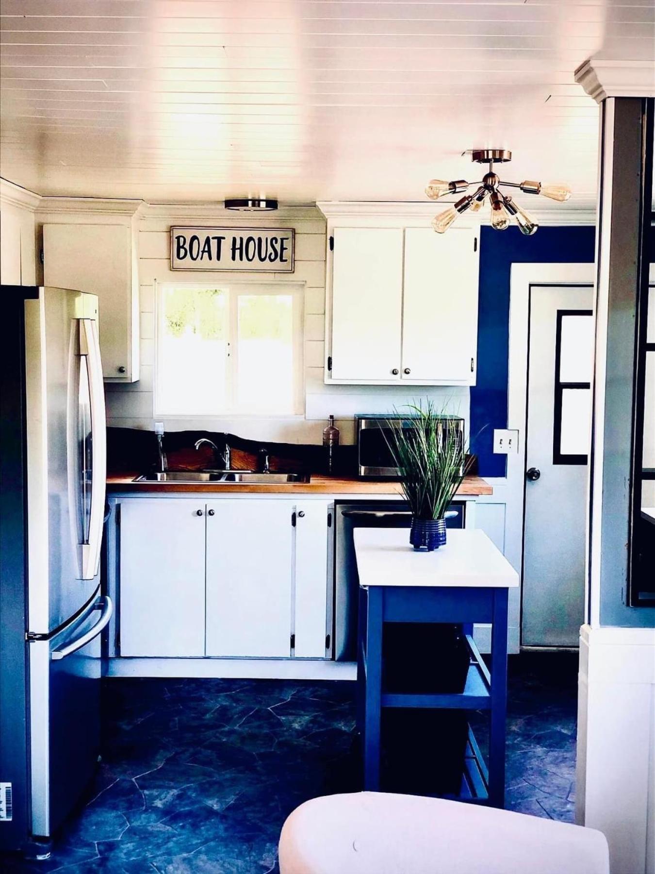 Beautiful Oceanview Retreat 2 Bedroom Home