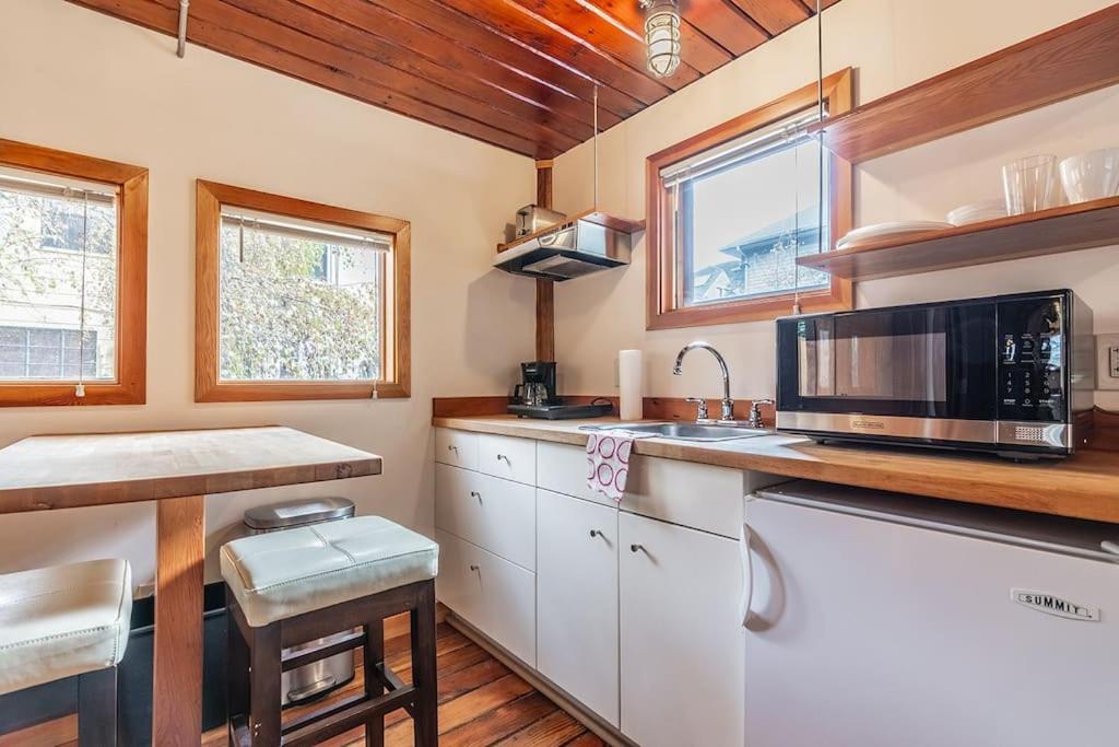 Charming two-level retreat in Capitol Hill - Foxglove Inn