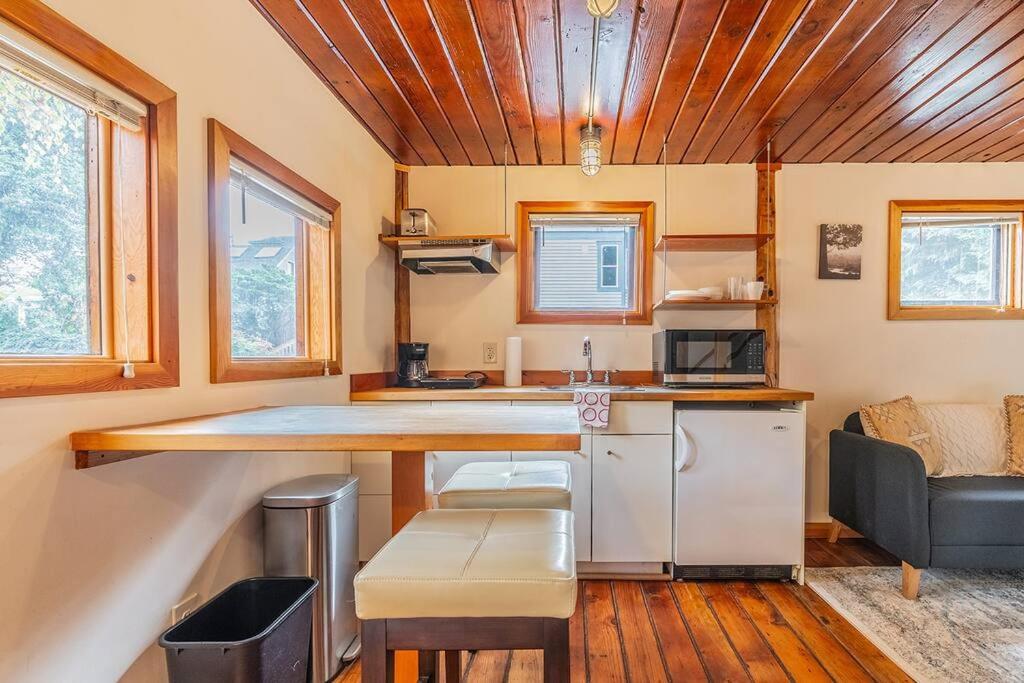 Charming two-level retreat in Capitol Hill - Foxglove Inn