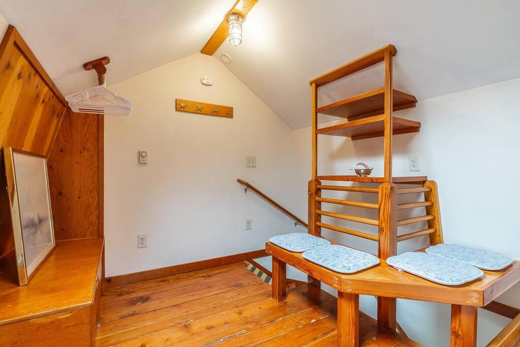 Charming two-level retreat in Capitol Hill - Foxglove Inn