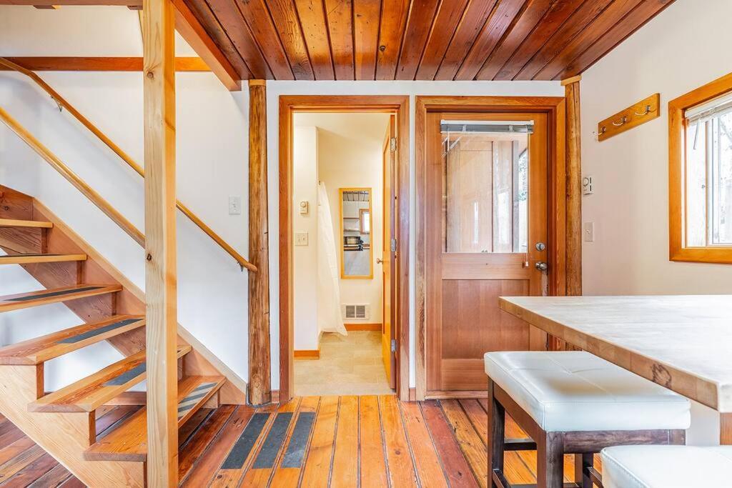 Charming two-level retreat in Capitol Hill - Foxglove Inn