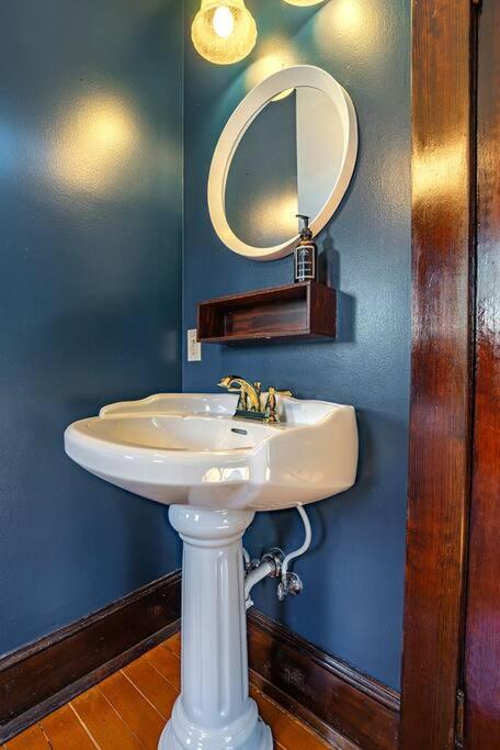 Charming Room in Capitol Hill - Foxglove Inn Rm 8