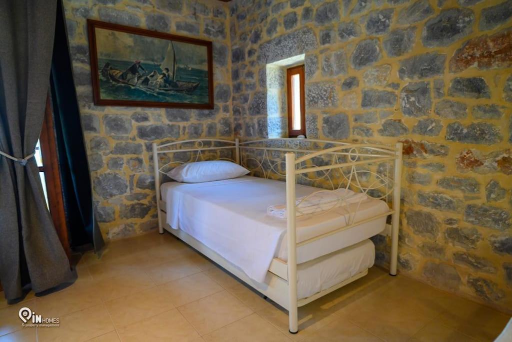 Faskomilo - Unique Beachfront Stone House in Alipa-Mani