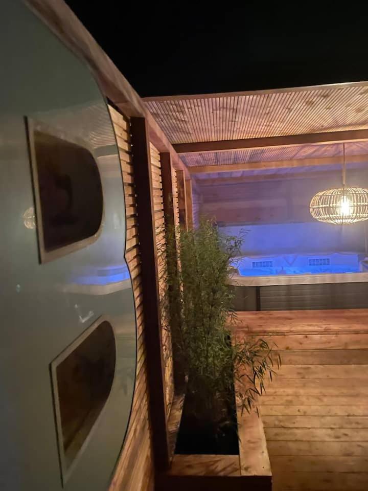 Cabane bien belge avec cinéma et jacuzzi