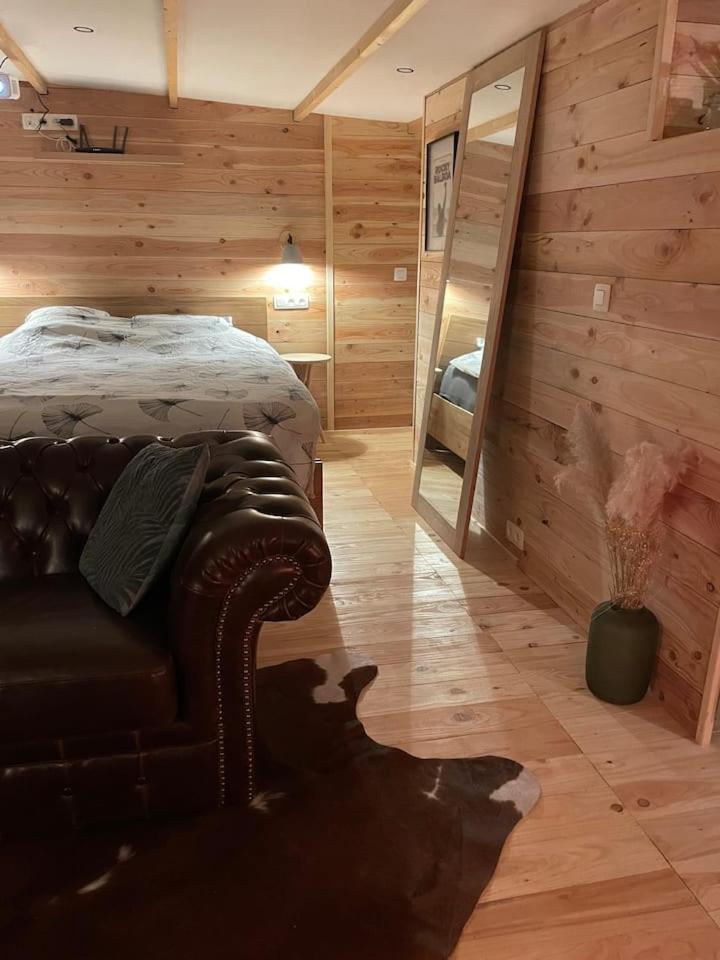Cabane bien belge avec cinéma et jacuzzi