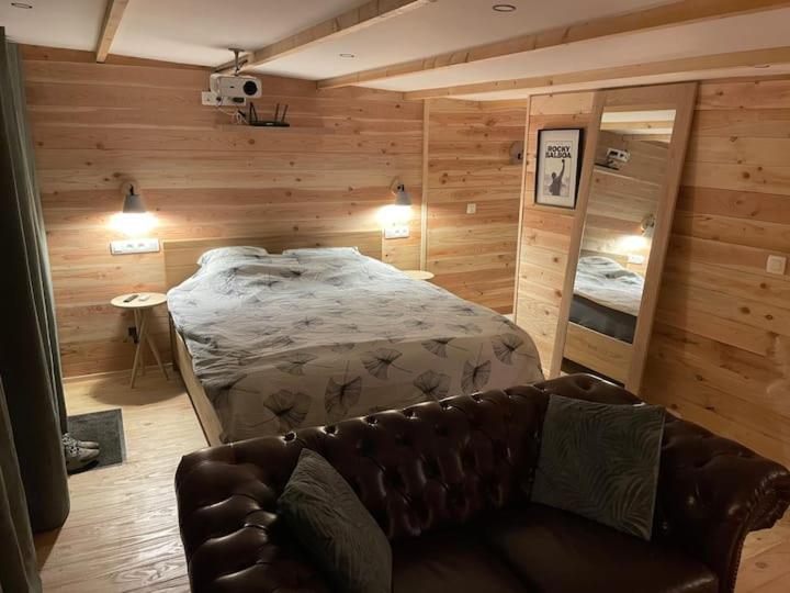 Cabane bien belge avec cinéma et jacuzzi