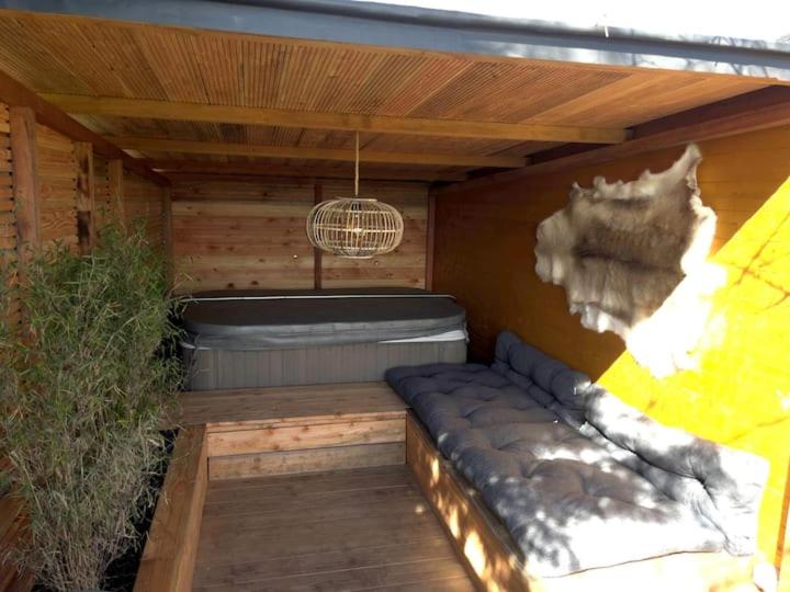 Cabane bien belge avec cinéma et jacuzzi