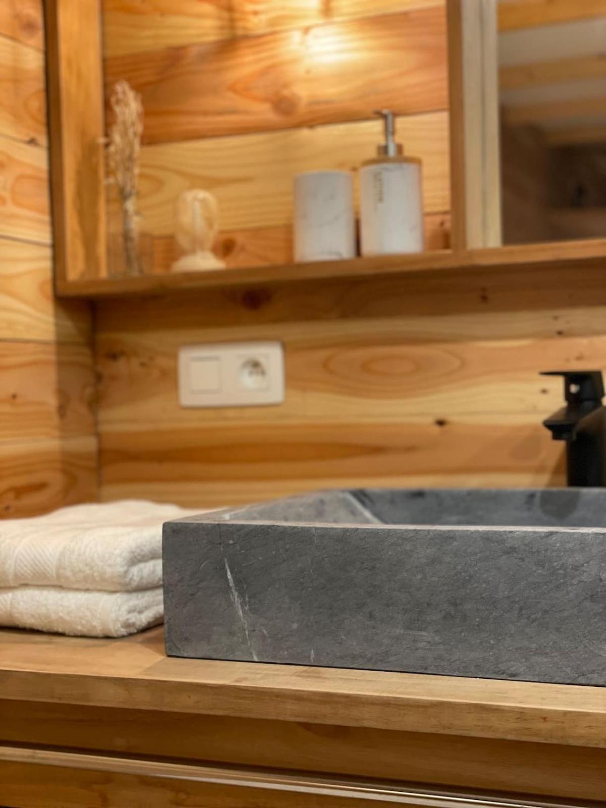 Cabane bien belge avec cinéma et jacuzzi