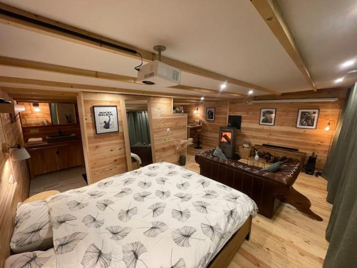 Cabane bien belge avec cinéma et jacuzzi