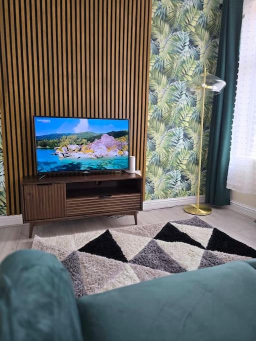 Homely one bed apartment on main road with easy access to city or Peak District