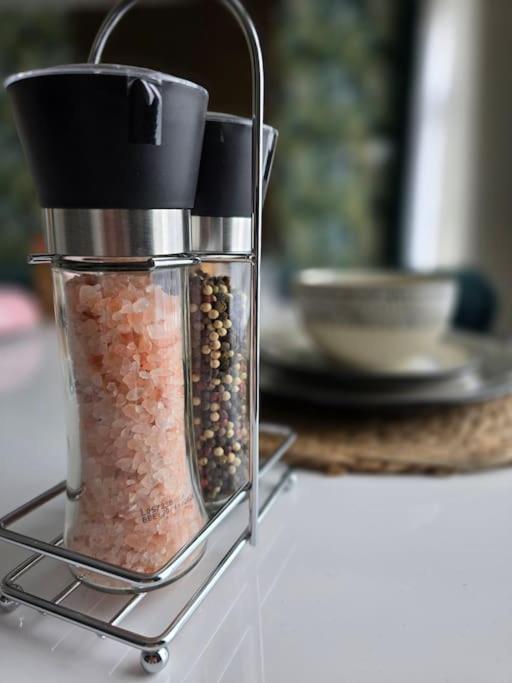 Homely one bed apartment on main road with easy access to city or Peak District