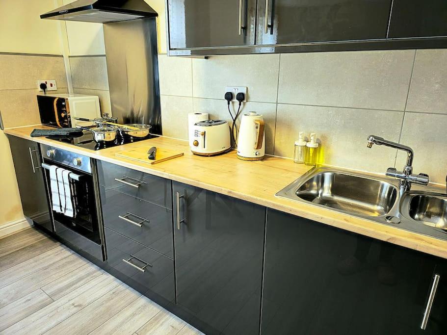 Homely one bed apartment on main road with easy access to city or Peak District