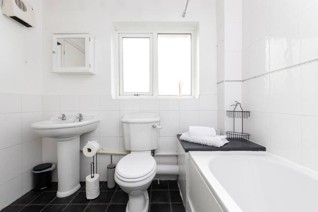 Beautiful House by Station with Private Parking