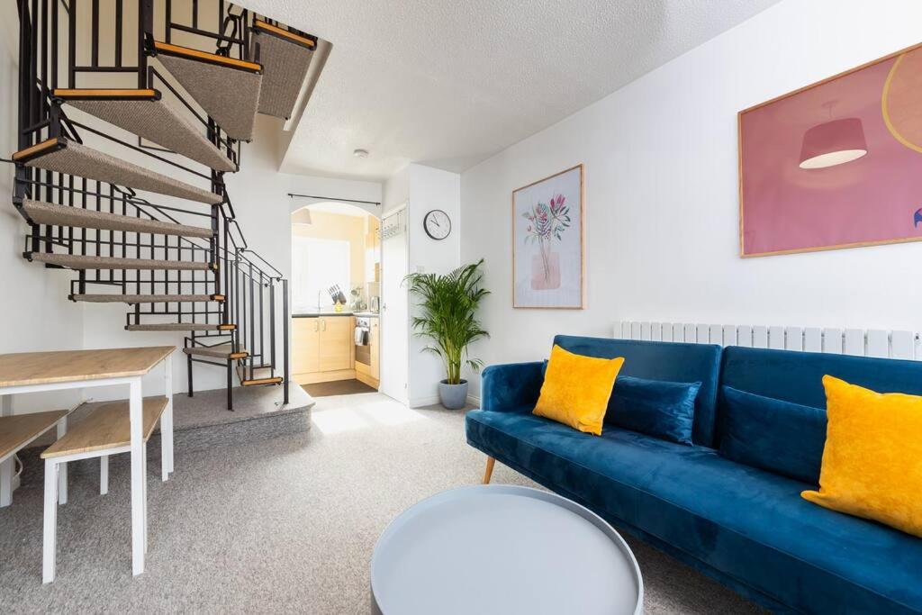 Beautiful House by Station with Private Parking