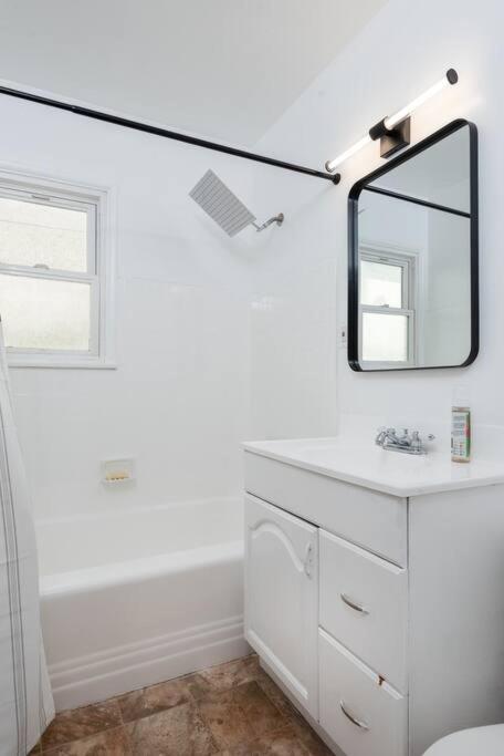 Luxe 1-bedroom Gem: Venice Beach Escape