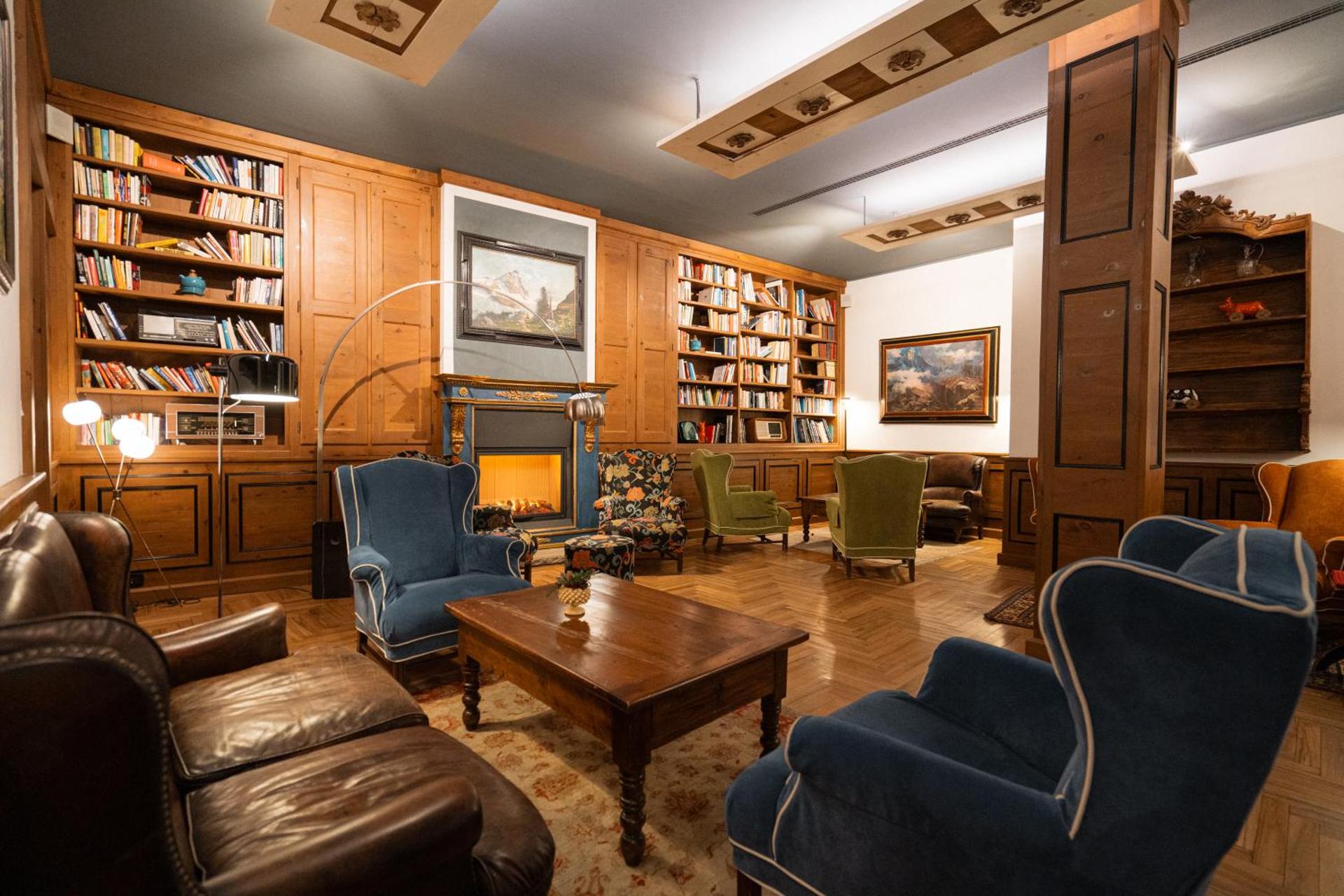 Communal lounge/ TV room