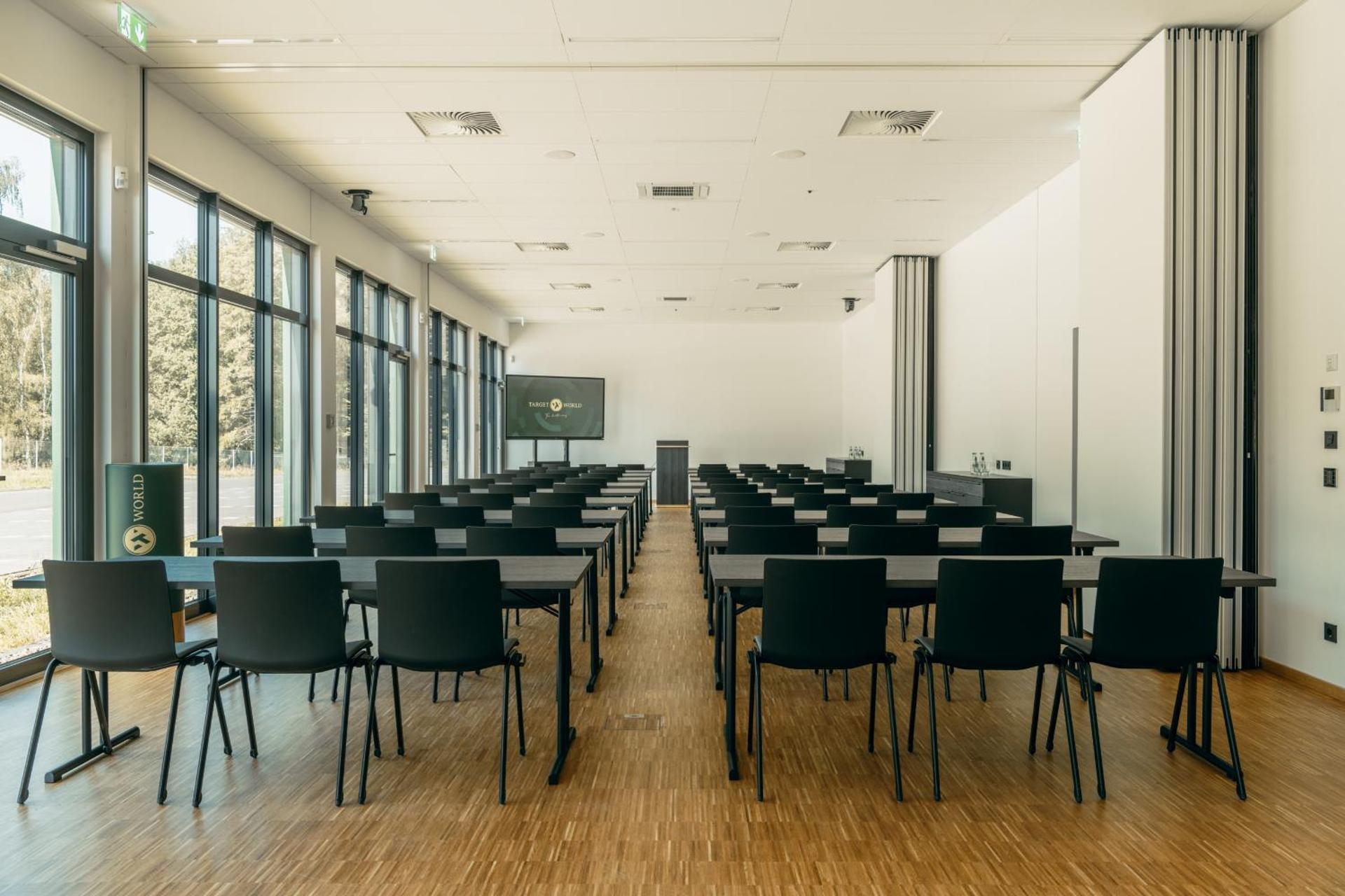 TARGET WORLD Hunter's Lodge