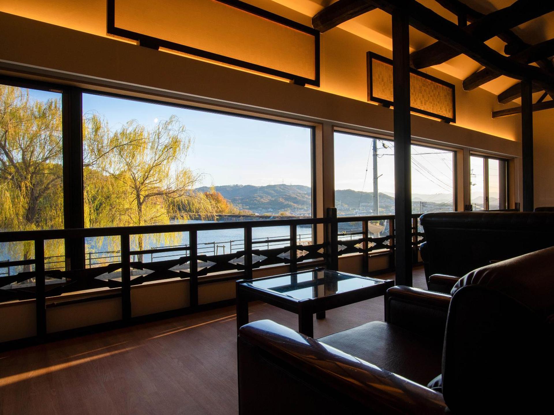 Communal lounge/ TV room