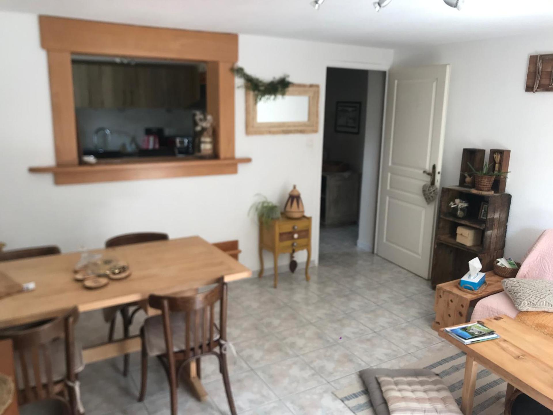 Côté Rive, au bord de la rivière La Moselotte et terrasse