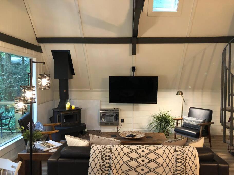 Cozy Cottage w Hot Tub, 5 min walk to Main St