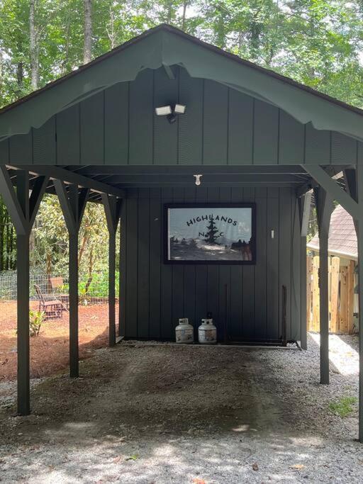 Cozy Cottage w Hot Tub, 5 min walk to Main St