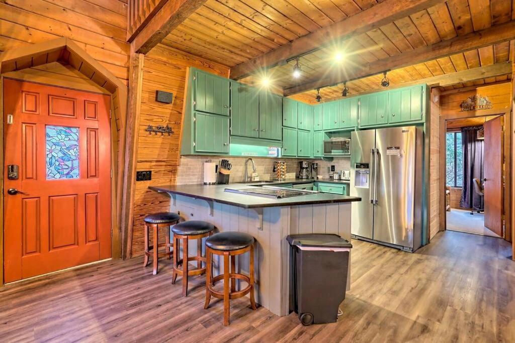 Near Downtown Helen - HotTub, Sauna, Game Room, Fire Pit