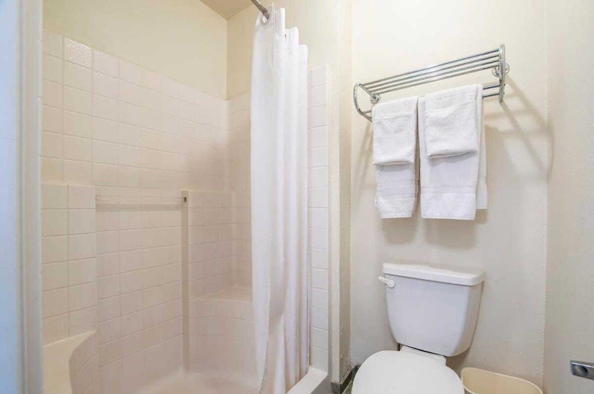 Sierra Vista studio apartment with full kitchen and King Bed