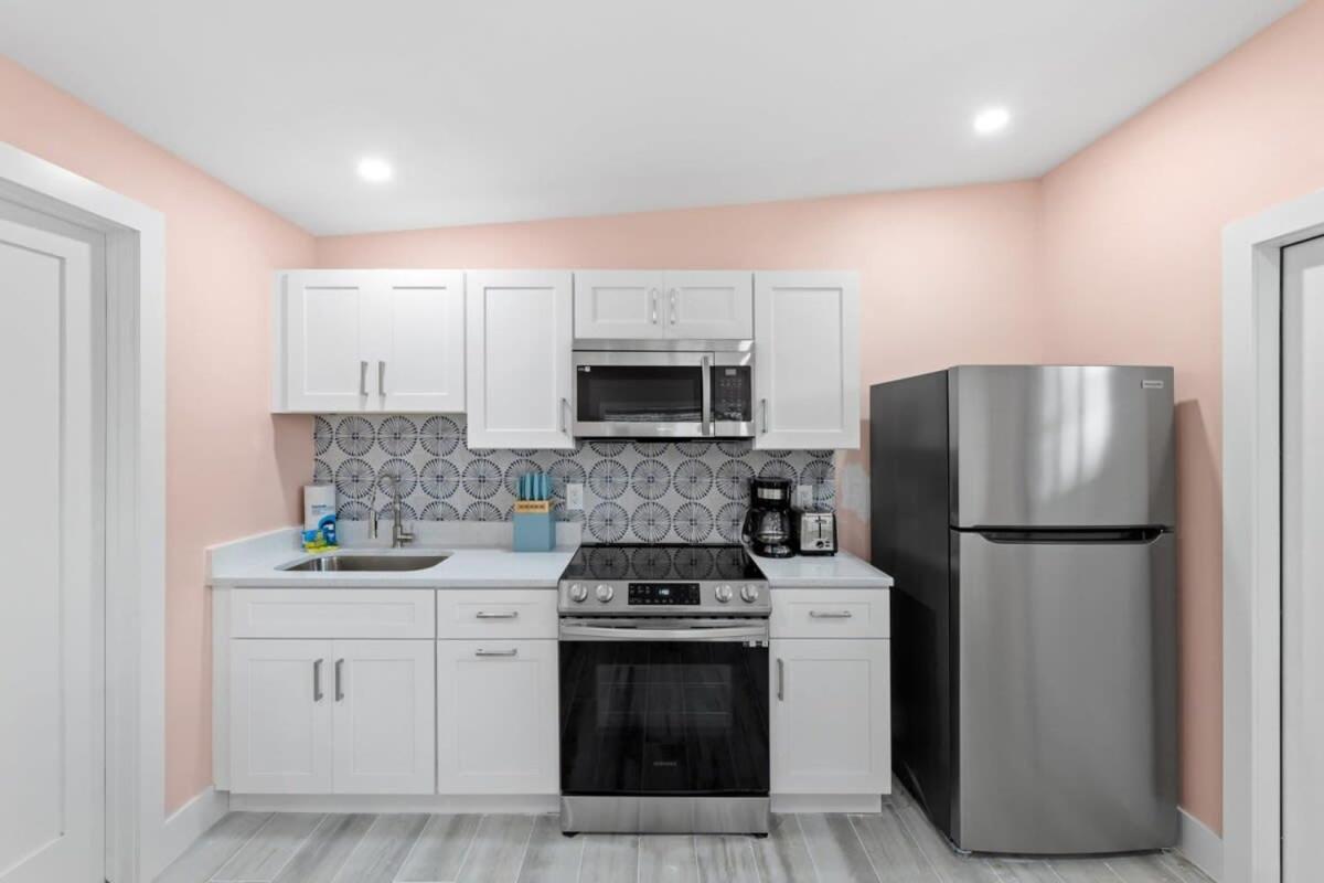 Charming Suite with Balcony and Bikes in Historic Sandpiper Inn