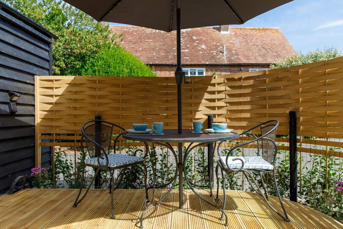 Gorgeous Shepherds Hut - Walk to Beach & Pub