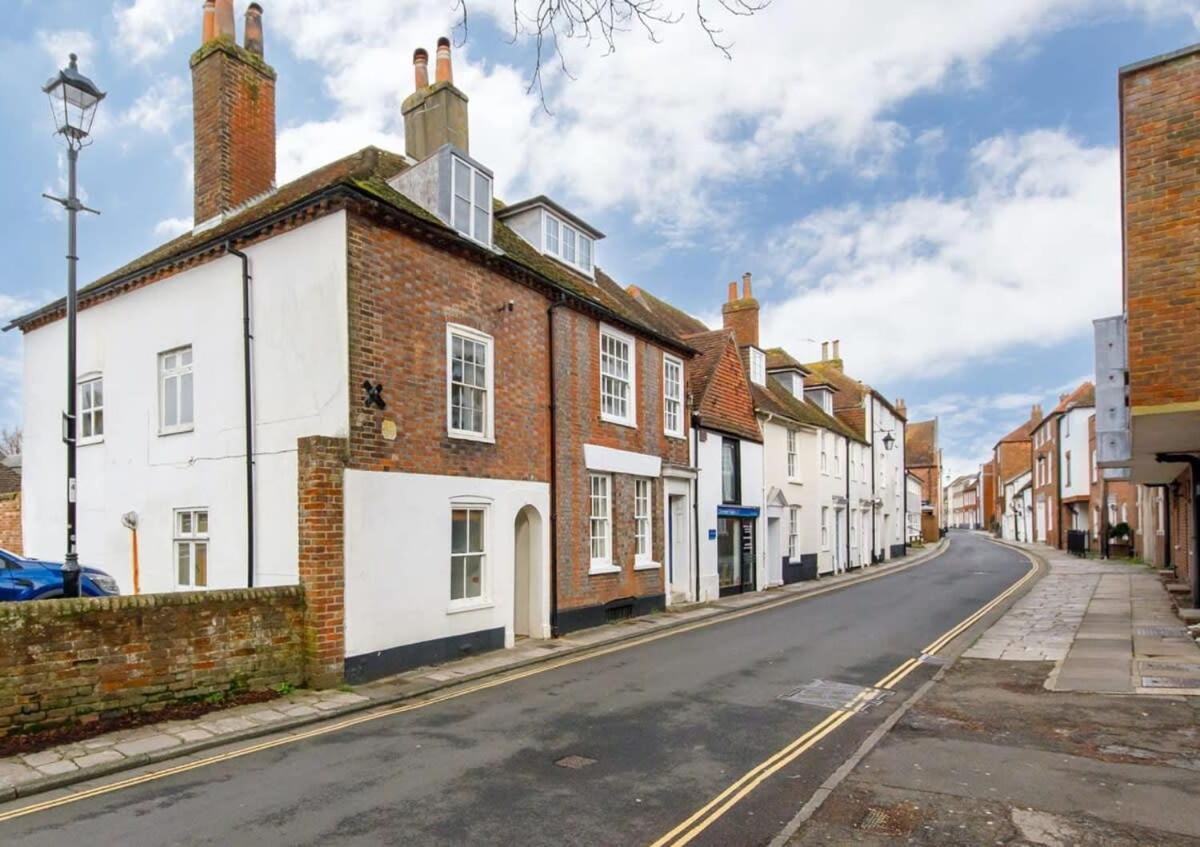 Charming three-bedroom central townhouse